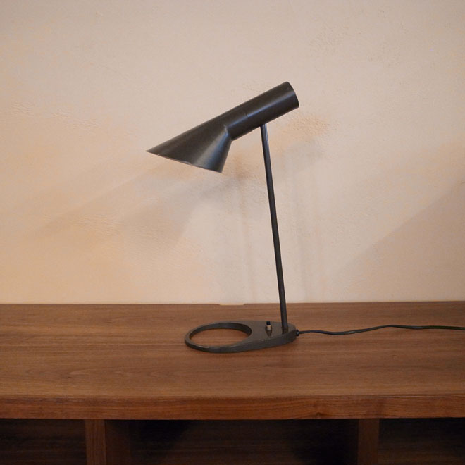 Arne Jacobsen / アルネ・ヤコブセン AJテーブルランプ メイン画像