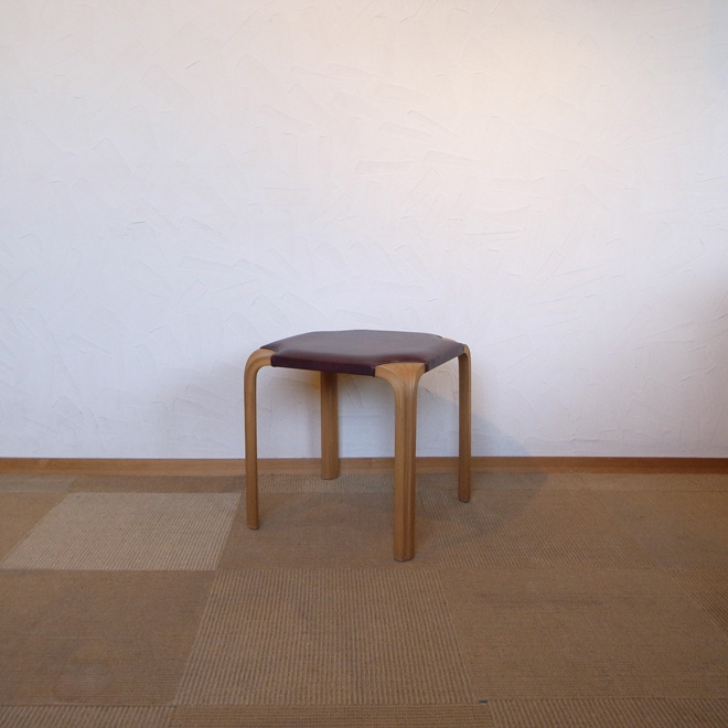 フランス　ビンテージスツール　Alvar Aalto スツール　チェア　赤 Artek - スツール60の90周年を祝う展覧会「Decades」
